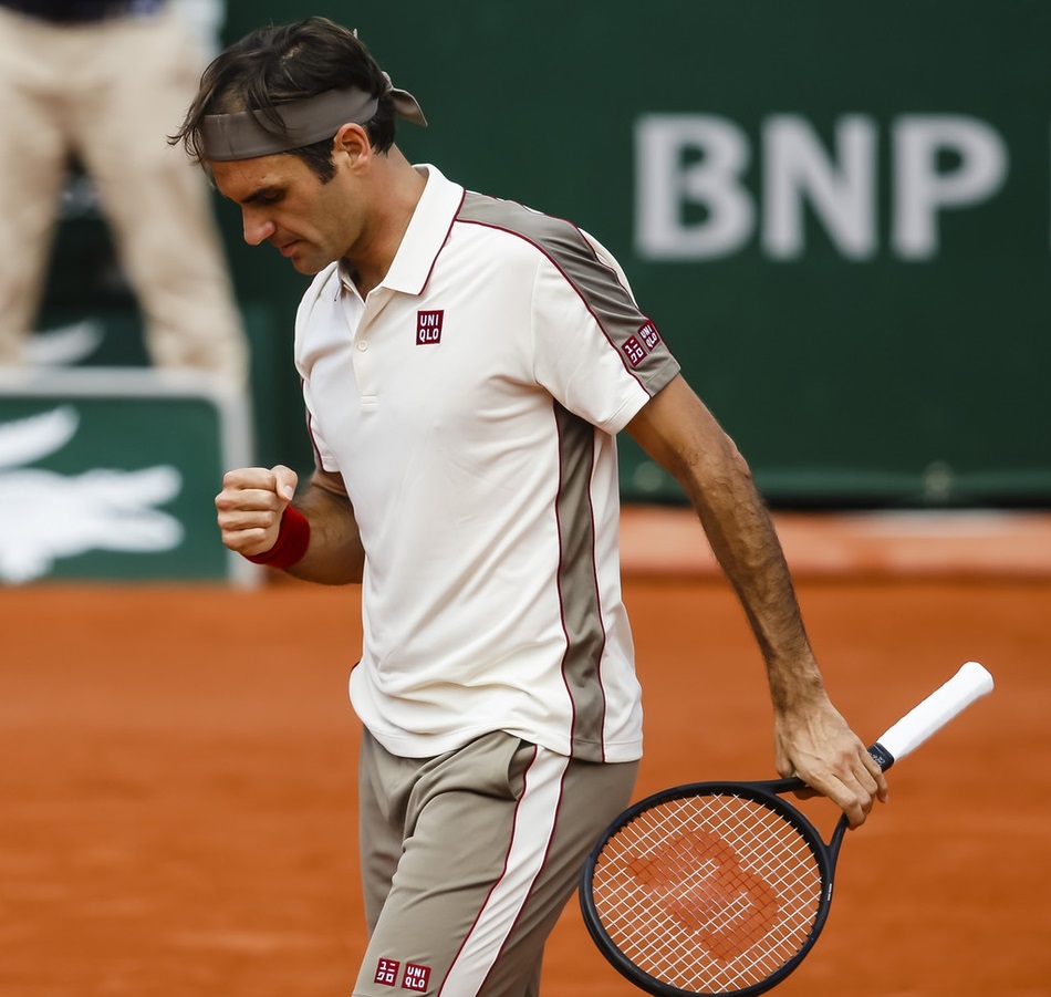 费德勒在湖人比赛中出色防守,持续失利引发热议!赛场气氛高涨 费德勒在湖人比赛中出色防守,持续失利引发热议!赛场气氛高涨